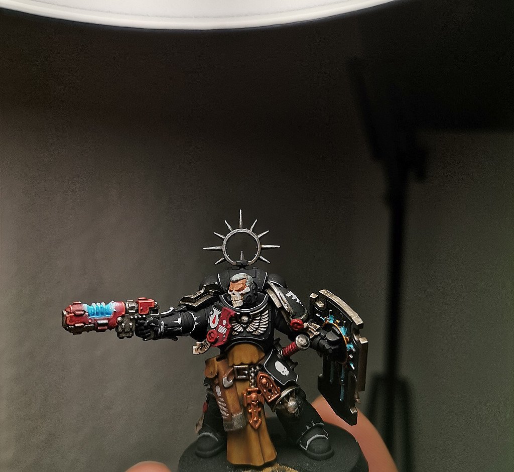 Image of the Model Blood Angel captain  
